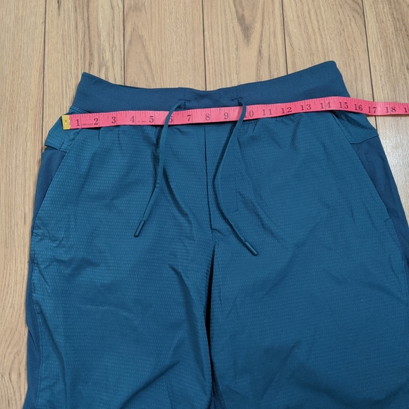 Lululemon blue men's shorts - Picture 8 of 8